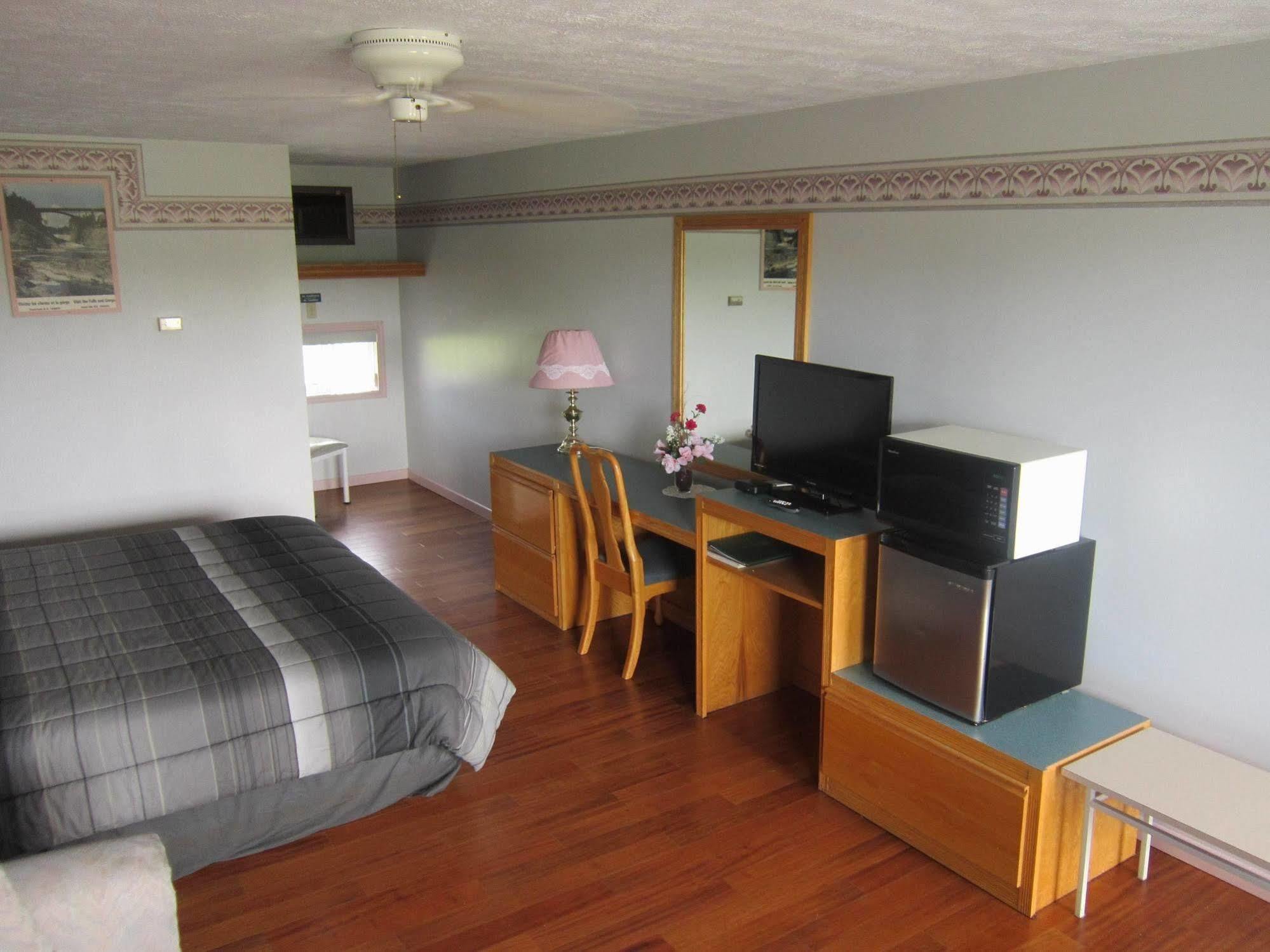Motel Leo Grand Falls Exterior foto